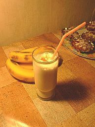 Фото к рецепту: Бананово-медовый коктейль