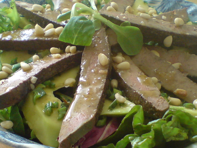 Фото к рецепту: Салат из телячьей печени и авокадо