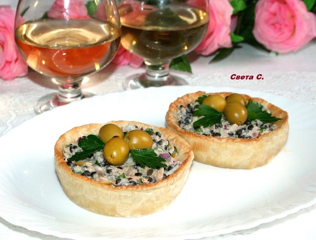 Фото к рецепту: Салат из тунца с черной чечевицей и оливками в слоеных тарталетках