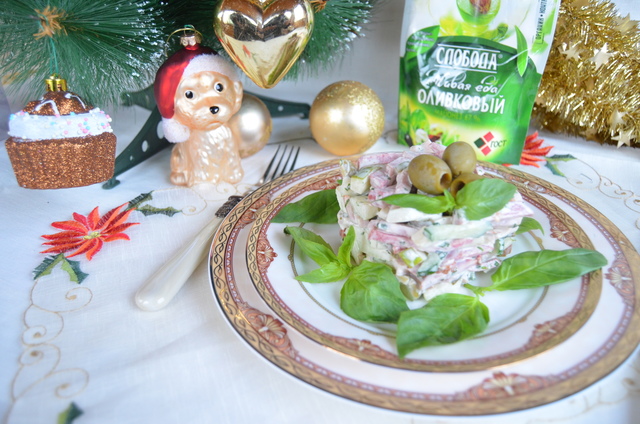 Фото к рецепту: Мясной салат швейцарский новогодний 