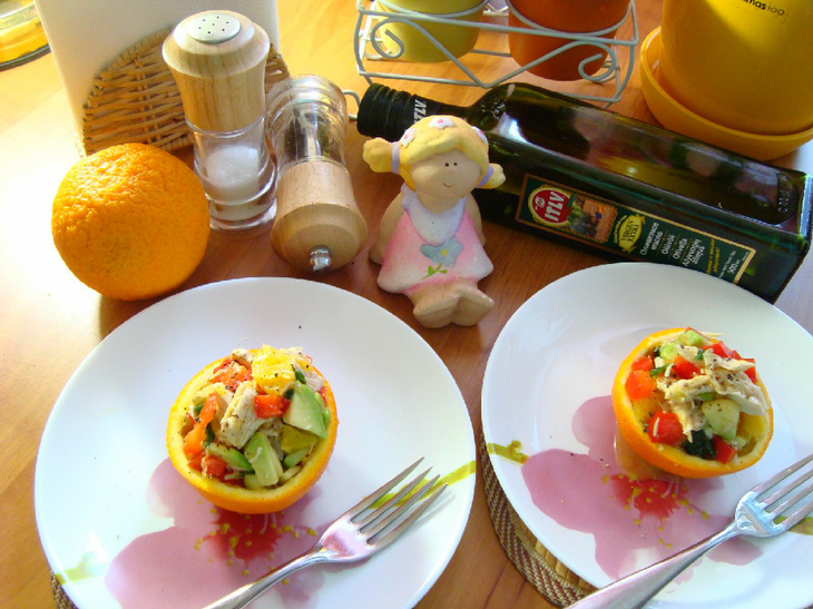 Салат с курицей,авокадо и апельсином.
