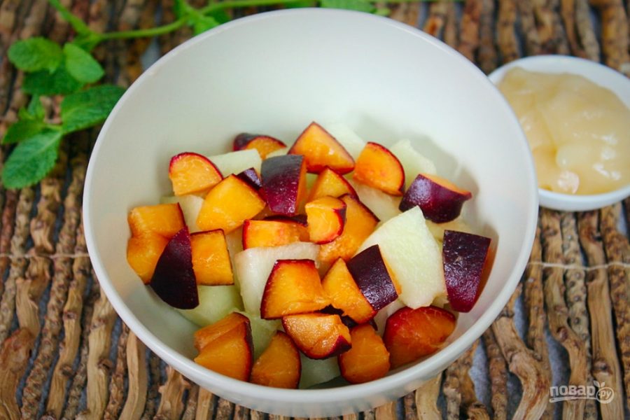 Фруктовый салат из дыни, персика и черного абрикоса - фото шаг 3