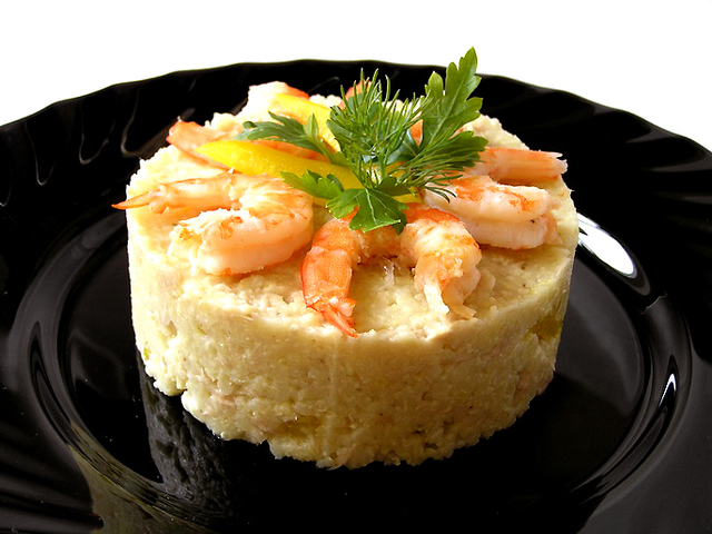 Фото к рецепту: Салат с пшеном, тунцом и морепродуктами. (обретение легкости: тест-драйв)