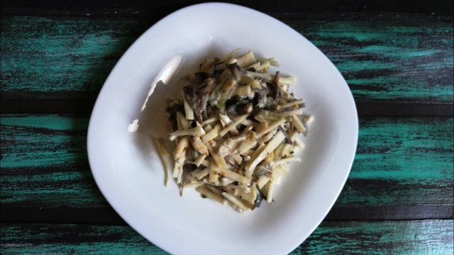 Фото к рецепту: Салат с курицей, грибами и сельдереем