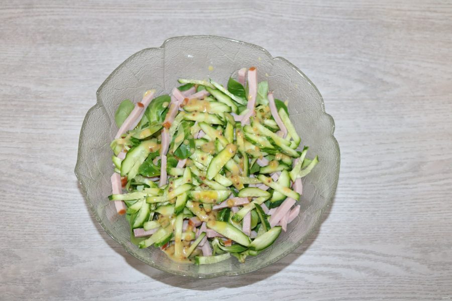 Зелёный салат с ветчиной - фото шаг 8