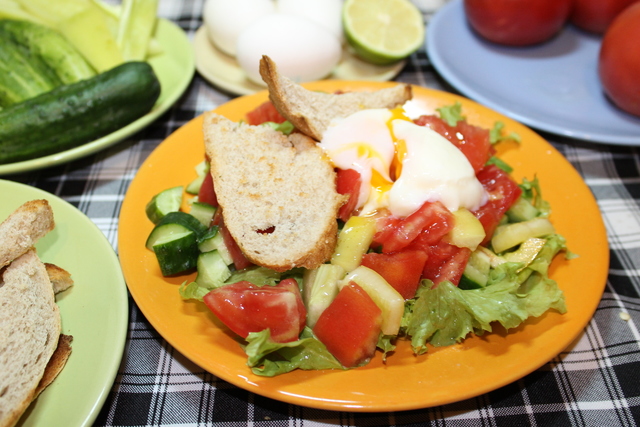 Фото к рецепту: Салат из свежих овощей с яйцом пашот