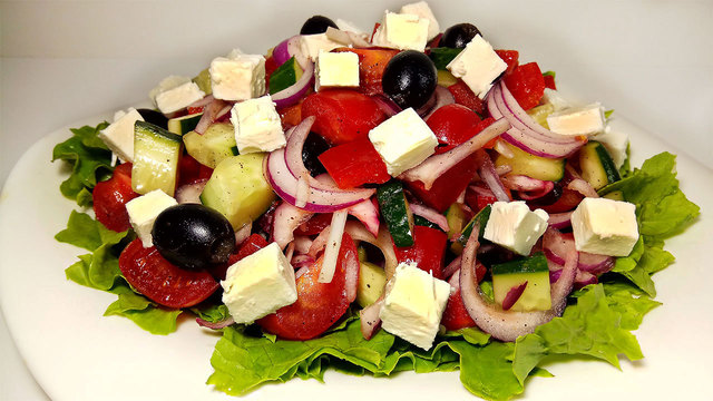 Фото к рецепту: Греческий салат с необычной заправкой