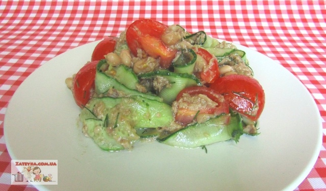 Фото к рецепту: Салат с консервированным тунцом и овощами