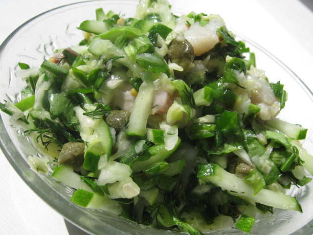 Фото к рецепту: Зеленый салат с сельдью и виноградом. любителям селедки посвящается!