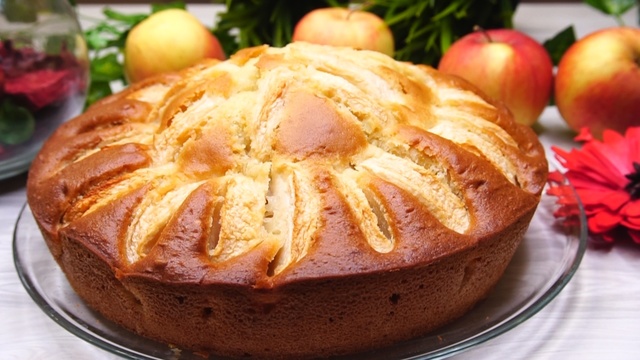 Фото к рецепту: Быстрый пирог на кефире с яблоками
