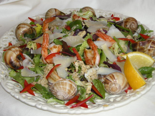 Фото к рецепту: Салат с бургундскими улитками,креветками под крабовым соусом.
