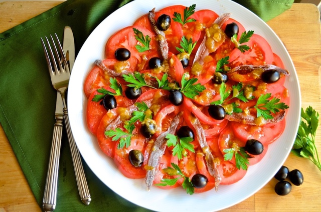 Фото к рецепту: Салат с помидорами, анчоусами и маслинами (ensalada de tomate con anchoas y olivas)
