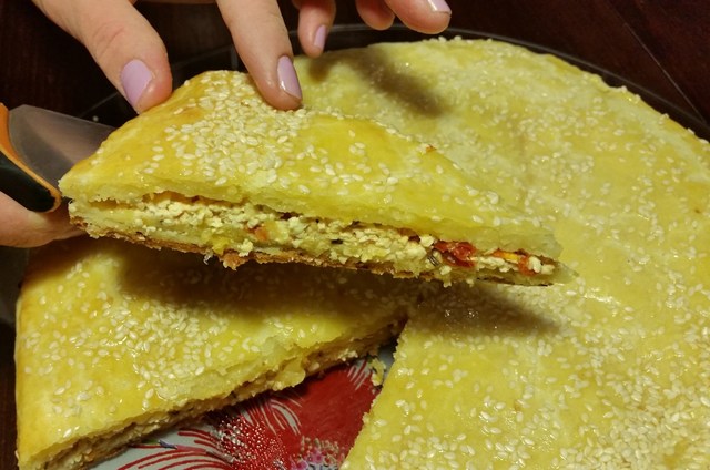 Фото к рецепту: Пирог с мягким сыром, вялеными помидорами и прованскими травами. видео