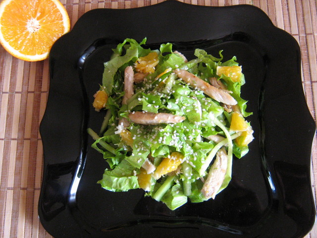 Фото к рецепту: Салат с куриной грудкой и апельсинами.