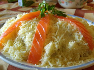 Фото к рецепту: Слоеный салат из семги и яблок позитивный 