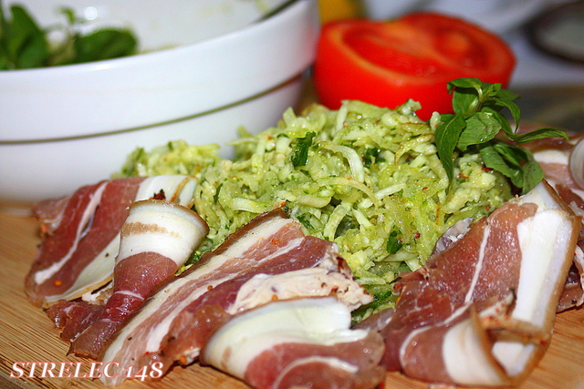 Фото к рецепту: Солонина и салат из сельдерея с грушей