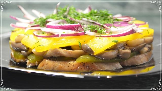 Фото к рецепту: Салат с курицей и грибами в медовом соусе