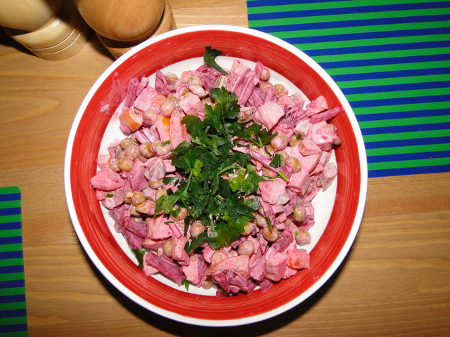Фото к рецепту: Салат из свеклы с куриным мясом