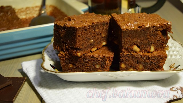 Фото к рецепту: Шоколадный брауни с фундуком. вкуснейшее шоколадное лакомство. видео