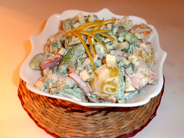 Фото к рецепту: Салат прощай, лето , самый простой, с сырно-сметанной заправкой