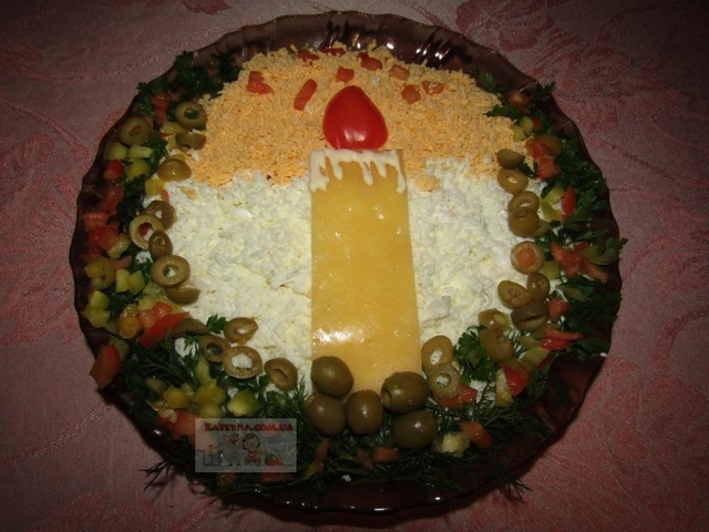 Фото к рецепту: Новогодний салат «свеча» с ветчиной, грибами и сыром