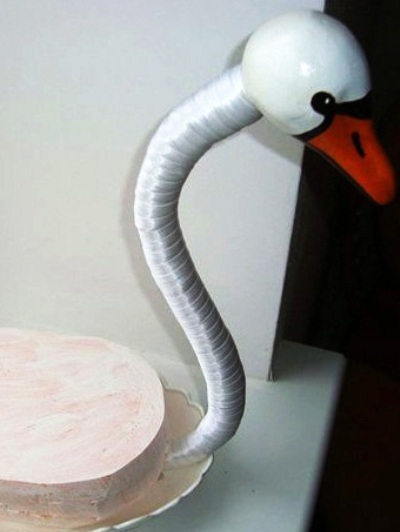 Лебеди из конфет - фото шаг 10