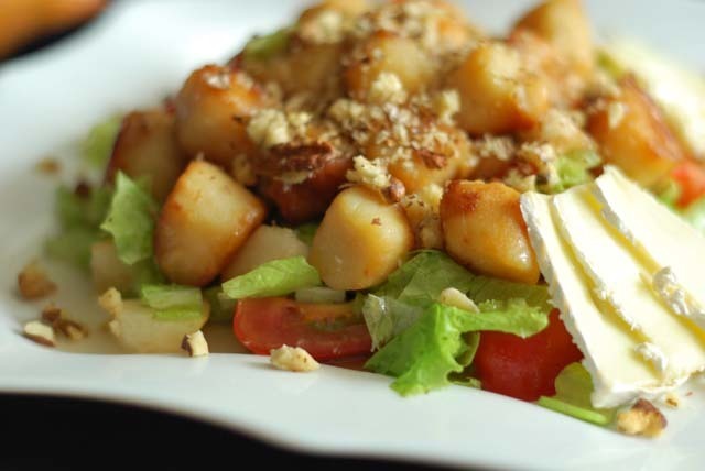 Фото к рецепту: Тёплый салат из груш и морского гребешка. 