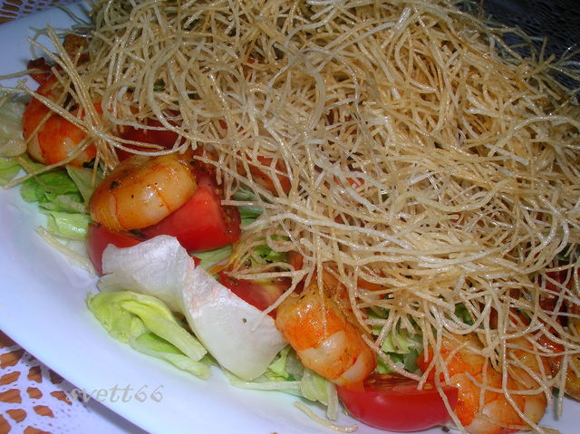 Фото к рецепту: Вьетнамский салат (почти) с креветками и рисовой вермишелью