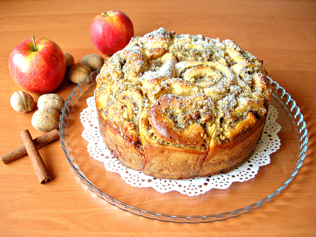 Фото к рецепту: Пирог из «розочек» с начинкой из яблок и орехов