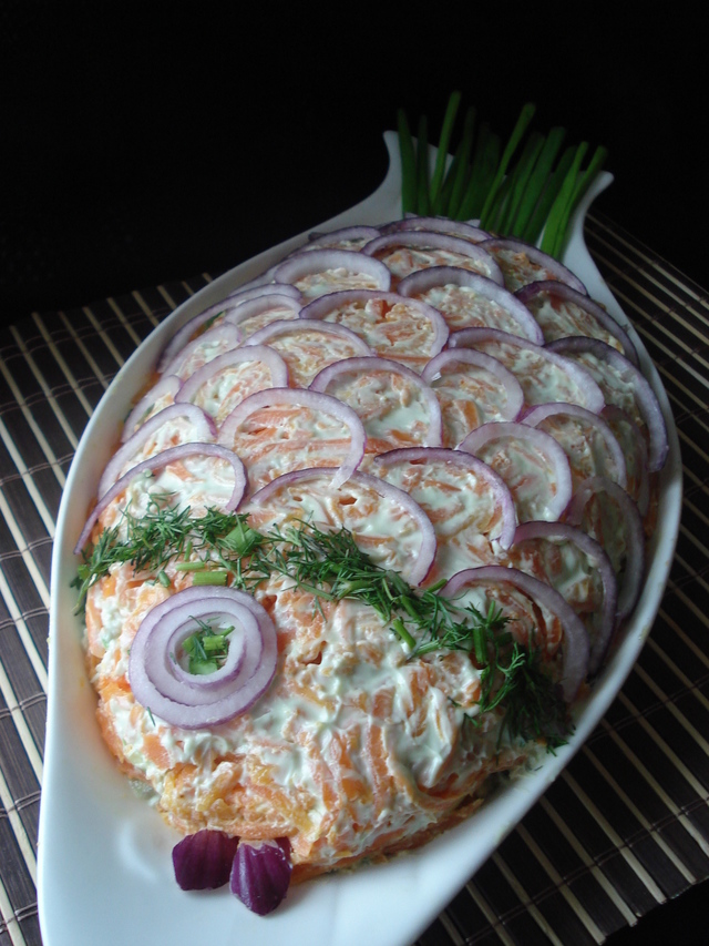 Фото к рецепту: Слоёный салат с красной рыбой,рисом и овощами.