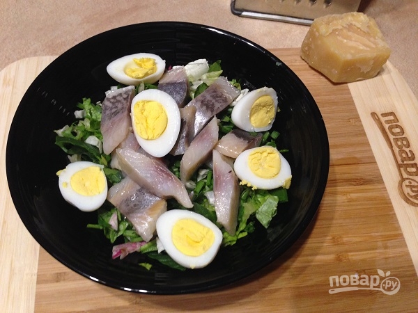 Салат из свежей зелени с сельдью и яйцами - фото шаг 4