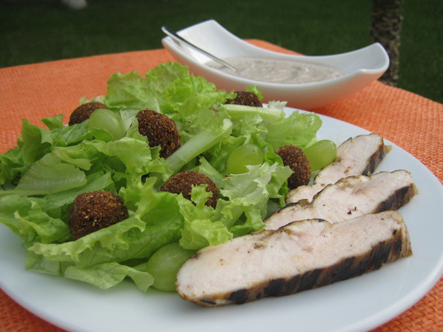 Фото к рецепту: Салат осенний поцелуй - с курицей гриль,крокетами из баклажан и виноградом под ореховым соусом.