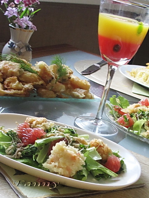 Фото к рецепту: Салат с темпурой из лосося и коктейль санрайз по-русски - ужин в стиле фьюжн 