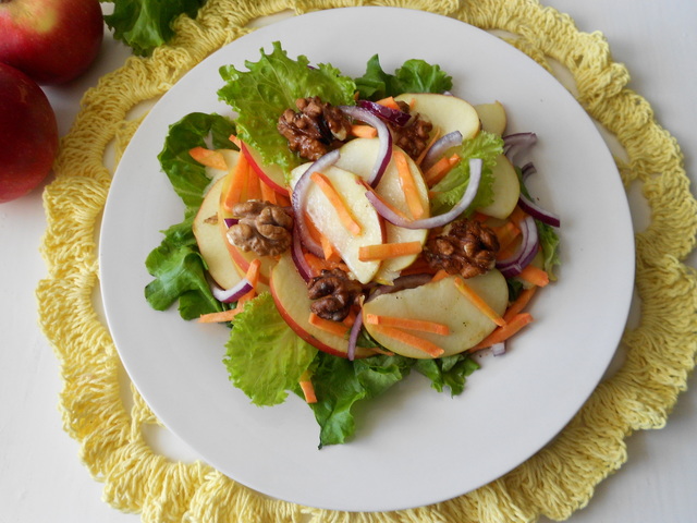 Фото к рецепту: Пестрый салат с морковью, яблоком и грецкими орехами
