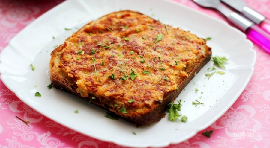 Рецепт горячих бутербродов с колбасой и сыром - фото шаг 5