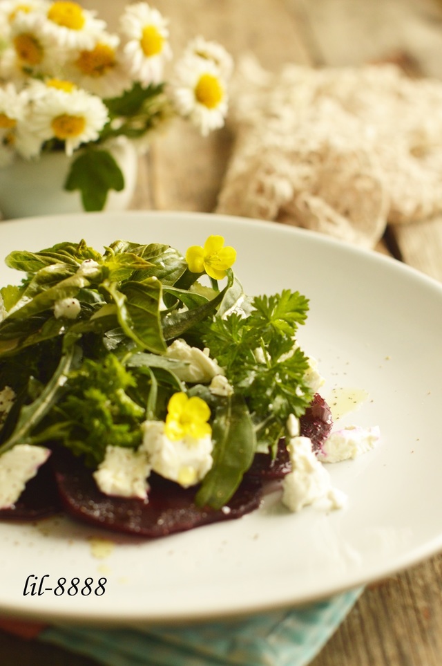 Фото к рецепту: Салат из свеклы с козим сыром и рукколой.