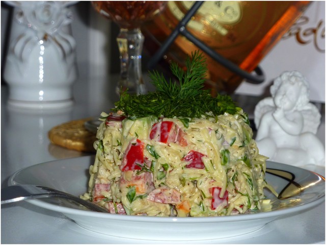 Фото к рецепту: Сырный салат с авокадо и грушей