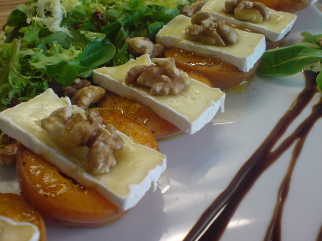 Фото к рецепту: Салат из персиков и камамбера дамский каприз 