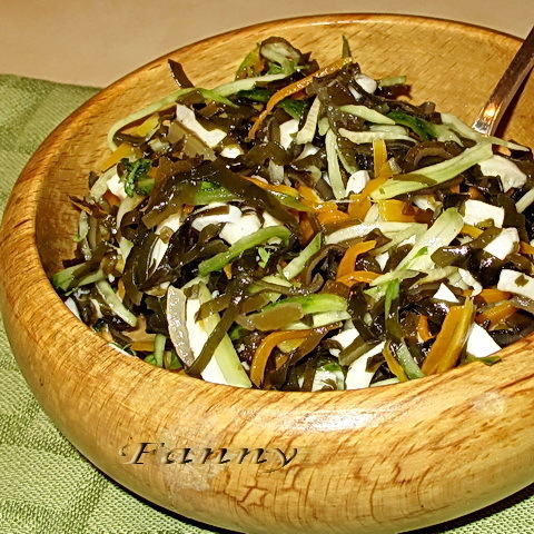 Фото к рецепту: Салат из морской капусты с кальмарами