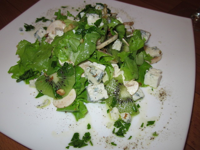 Фото к рецепту: Зеленый салат с шампиньонами и сыром с голубой плесенью