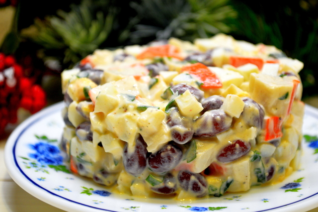 Фото к рецепту: Быстрый салат из фасоли и крабовых палочек.