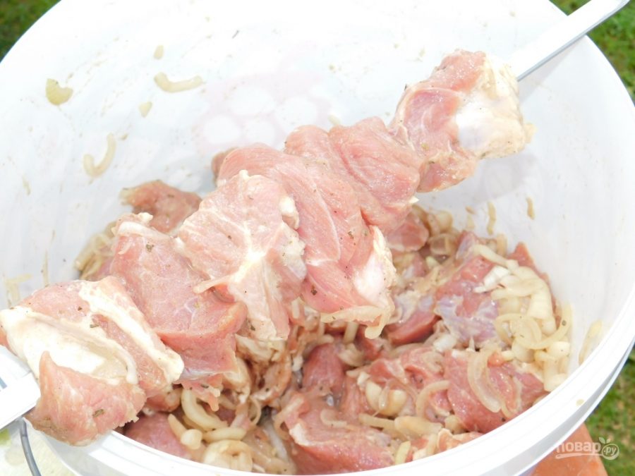 Шашлык из свинины в луковом маринаде - фото шаг 4