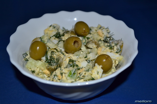 Фото к рецепту: Салат с оливками и огурцом
