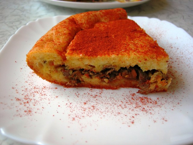 Фото к рецепту: Закусочный пирог с куриной печенью. видео