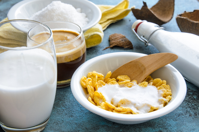 Фото к рецепту: Кокосовое молоко и йогурт из него