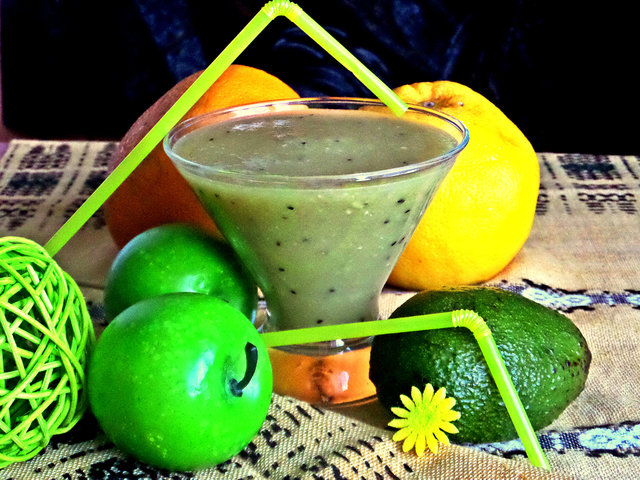 Фото к рецепту: Коктейль из авокадо и грейпфрута