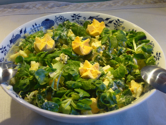 Фото к рецепту: Зимний яичный салат „весенняя поляна“
