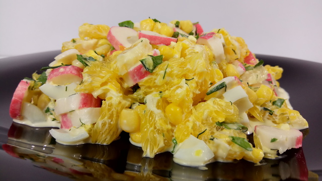 Фото к рецепту: Сочный салат с апельсином королевский на праздничный стол - всего за 10 минут