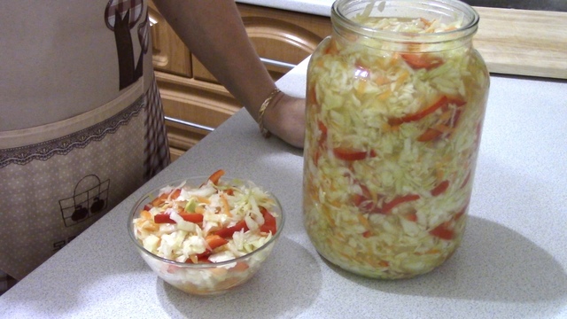 Фото к рецепту: Маринованная капуста быстрого приготовления с перцем и чесноком!