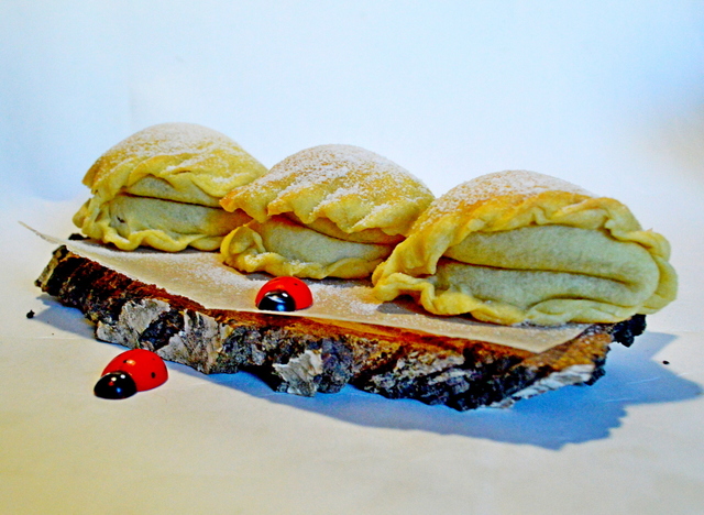 Фото к рецепту: Воздушные плюшки с белковым кремом и орехом.